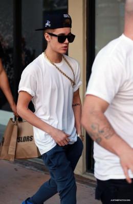 12.10 | Justin Bieber fazendo compras em Miami
