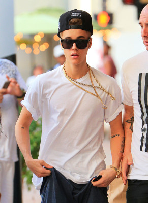12.10 | Justin Bieber fazendo compras em Miami