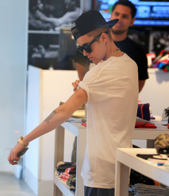 12.10 | Justin Bieber fazendo compras em Miami