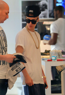 12.10 | Justin Bieber fazendo compras em Miami