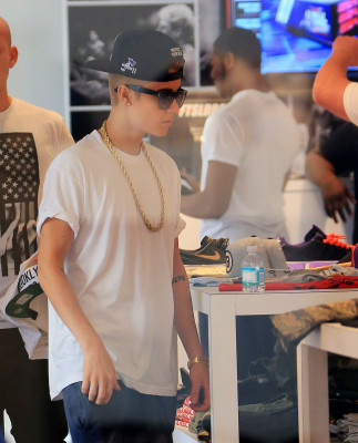 12.10 | Justin Bieber fazendo compras em Miami