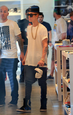 12.10 | Justin Bieber fazendo compras em Miami