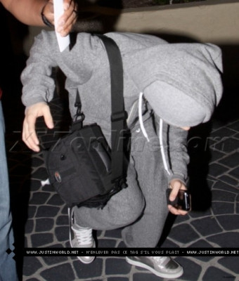 04.03 | Justin Bieber se escondendo dos Paparazzis