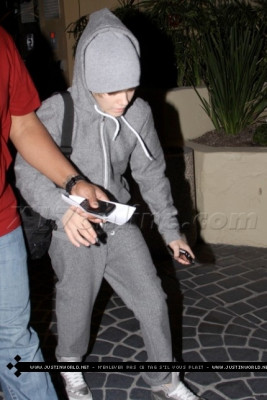 04.03 | Justin Bieber se escondendo dos Paparazzis