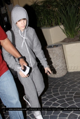 04.03 | Justin Bieber se escondendo dos Paparazzis