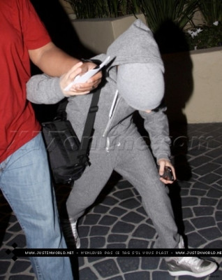 04.03 | Justin Bieber se escondendo dos Paparazzis