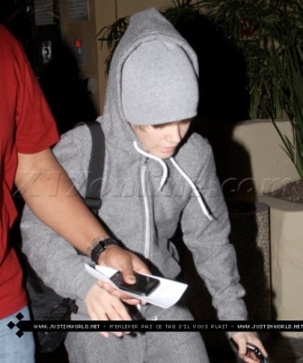 04.03 | Justin Bieber se escondendo dos Paparazzis