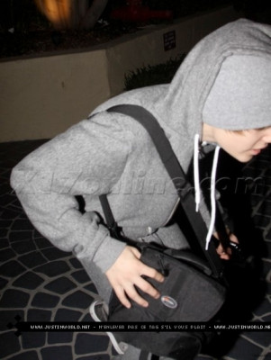 04.03 | Justin Bieber se escondendo dos Paparazzis