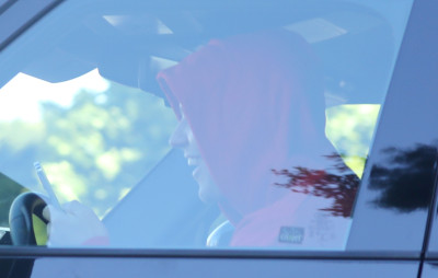 20.01 | Faz recados com seu Range Rover em Beverly Hills