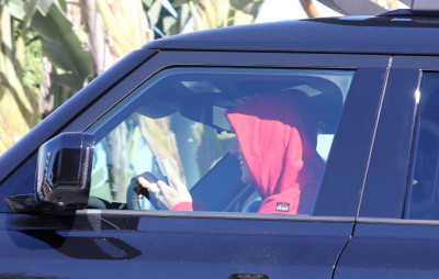 20.01 | Faz recados com seu Range Rover em Beverly Hills