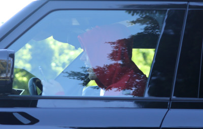 20.01 | Faz recados com seu Range Rover em Beverly Hills