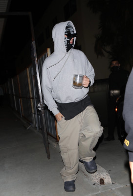 26.01 | Chega a uma missa na Igreja Churchome, em Beverly Hills