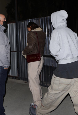 26.01 | Chega a uma missa na Igreja Churchome, em Beverly Hills