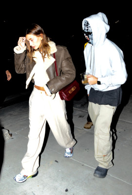 26.01 | Chega a uma missa na Igreja Churchome, em Beverly Hills