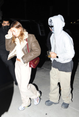 26.01 | Chega a uma missa na Igreja Churchome, em Beverly Hills