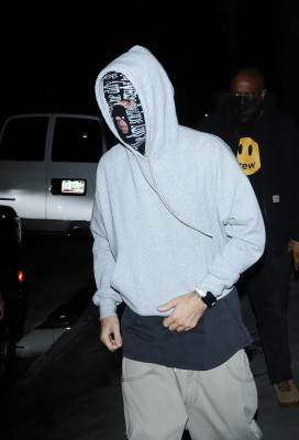 26.01 | Sai da missa em Beverly Hills