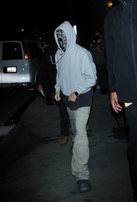 26.01 | Sai da missa em Beverly Hills