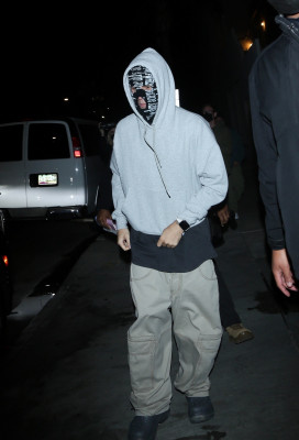 26.01 | Sai da missa em Beverly Hills