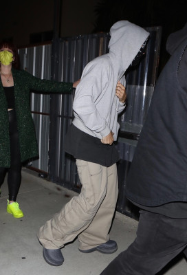 26.01 | Sai da missa em Beverly Hills