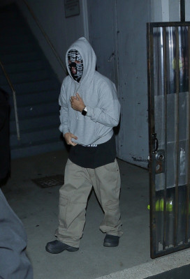 26.01 | Sai da missa em Beverly Hills