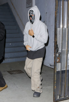 26.01 | Sai da missa em Beverly Hills