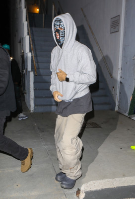 26.01 | Sai da missa em Beverly Hills
