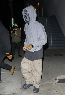 26.01 | Sai da missa em Beverly Hills
