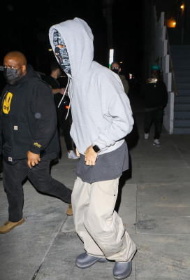 26.01 | Sai da missa em Beverly Hills