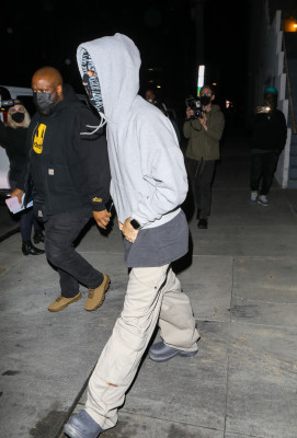 26.01 | Sai da missa em Beverly Hills