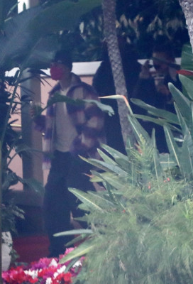 29.01 | Saindo do Beverly Hills Hotel depois de tomar o café da manhã de sábado