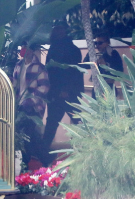 29.01 | Saindo do Beverly Hills Hotel depois de tomar o café da manhã de sábado