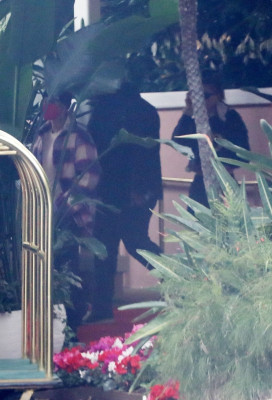 29.01 | Saindo do Beverly Hills Hotel depois de tomar o café da manhã de sábado