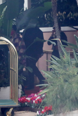 29.01 | Saindo do Beverly Hills Hotel depois de tomar o café da manhã de sábado