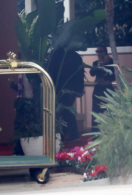 29.01 | Saindo do Beverly Hills Hotel depois de tomar o café da manhã de sábado