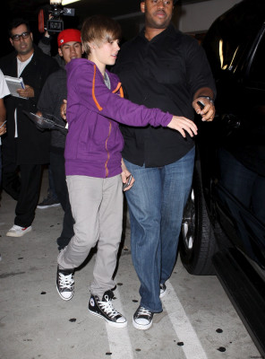 05.04 | Justin Bieber deixando cinema em Los Angeles
