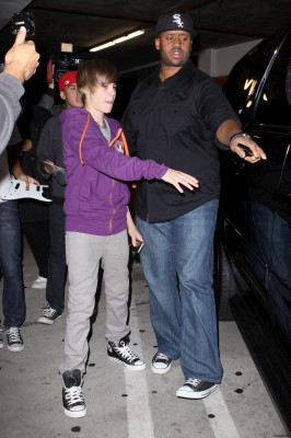 05.04 | Justin Bieber deixando cinema em Los Angeles