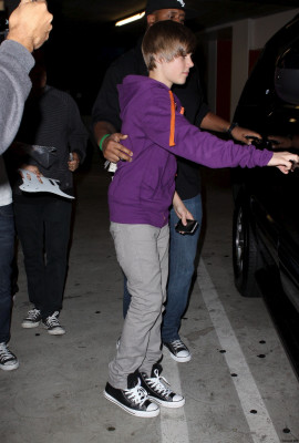 05.04 | Justin Bieber deixando cinema em Los Angeles
