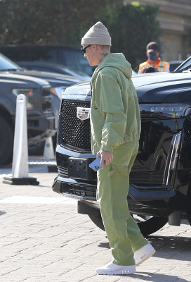 14.02 | Chegando para um almoço de Dia dos Namorados no Nobu, em Malibu