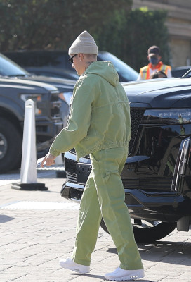 14.02 | Chegando para um almoço de Dia dos Namorados no Nobu, em Malibu
