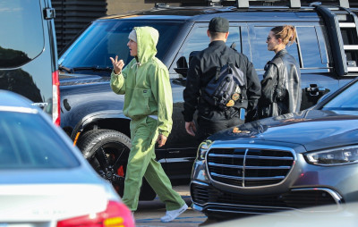 14.02 | Chegando para um almoço de Dia dos Namorados no Nobu, em Malibu