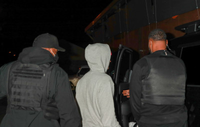 16.02 | Em um encontro noturno em West Hollywood