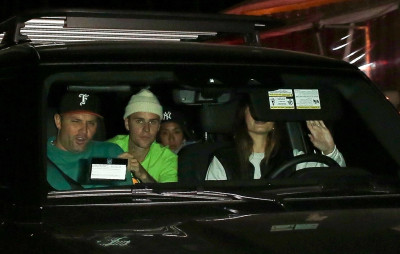 17.02 | Saindo após um jantar com amigos no Matsuhisa, em Beverly Hills