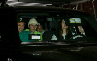 17.02 | Saindo após um jantar com amigos no Matsuhisa, em Beverly Hills