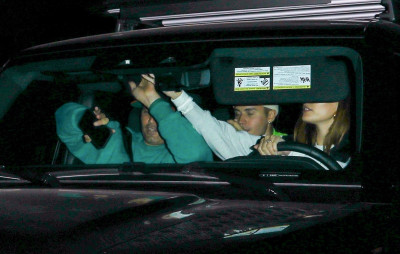 17.02 | Saindo após um jantar com amigos no Matsuhisa, em Beverly Hills