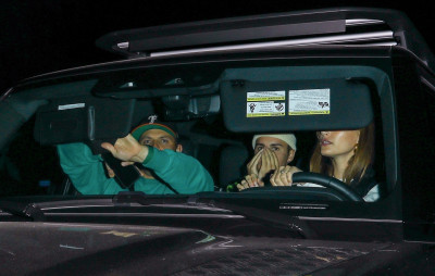 17.02 | Saindo após um jantar com amigos no Matsuhisa, em Beverly Hills