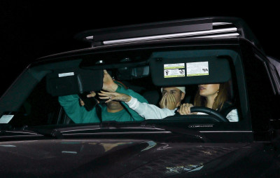 17.02 | Saindo após um jantar com amigos no Matsuhisa, em Beverly Hills