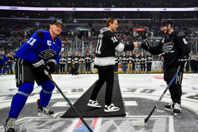 23.02 | Justin Bieber no evento "Patine por uma LA Forte", realizado pela NHL e pelo Los Angeles Kings.