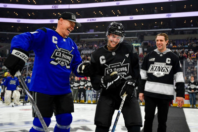 23.02 | Justin Bieber no evento "Patine por uma LA Forte", realizado pela NHL e pelo Los Angeles Kings.