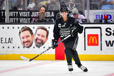 23.02 | Justin Bieber no evento "Patine por uma LA Forte", realizado pela NHL e pelo Los Angeles Kings.