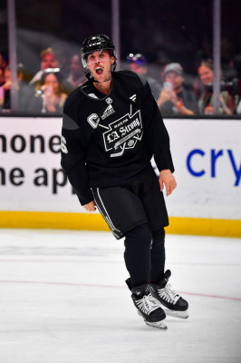 23.02 | Justin Bieber no evento "Patine por uma LA Forte", realizado pela NHL e pelo Los Angeles Kings.